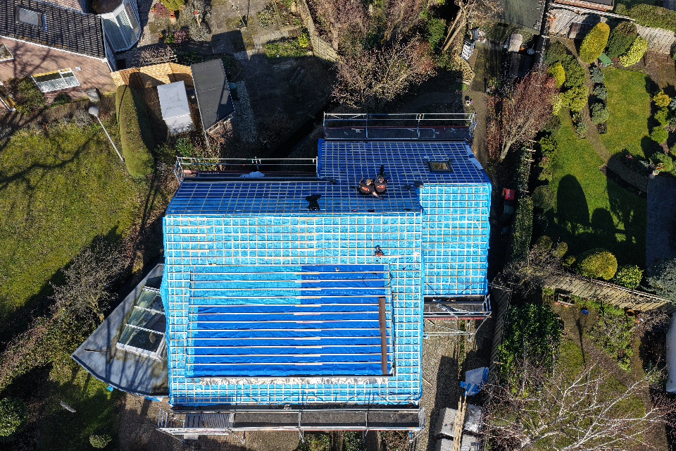 Woning tijdens werkzaamheden aan het dak in Warmond