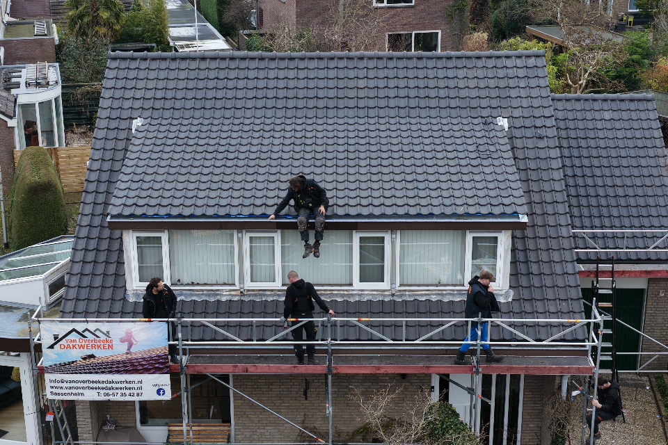 Nieuwe dakpannen in Warmond