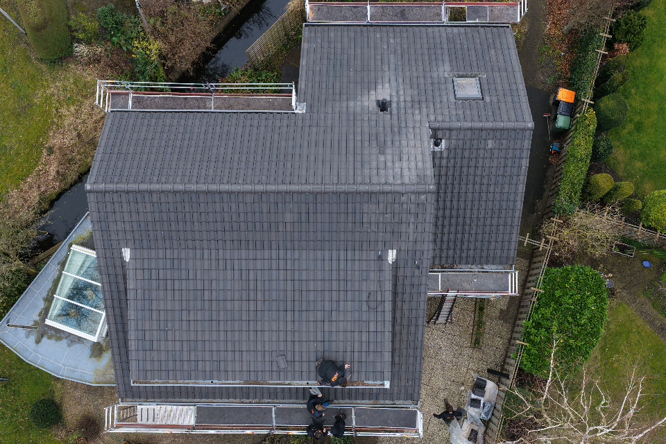Luchtfoto van een woning tijdens dakwerkzaamheden in Warmond