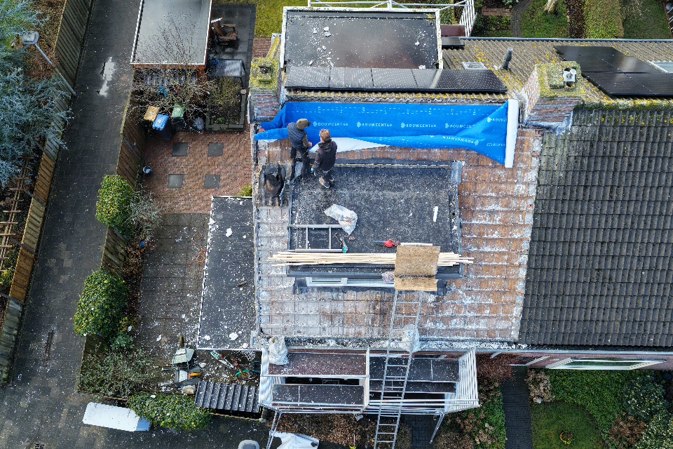 Dak van een woning tijdens renovatiewerkzaamheden in Lisse