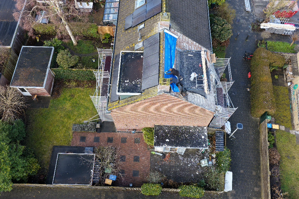 Overzicht van een woning tijdens dakrenovatie in Lisse