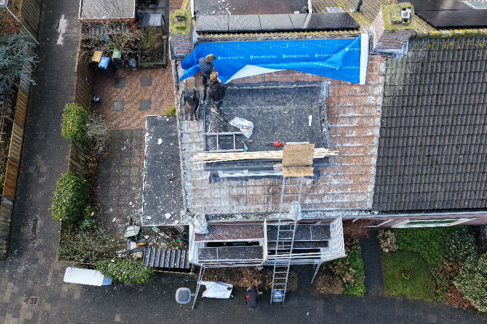 Dakdekkers aan het werk op een woning in Lisse