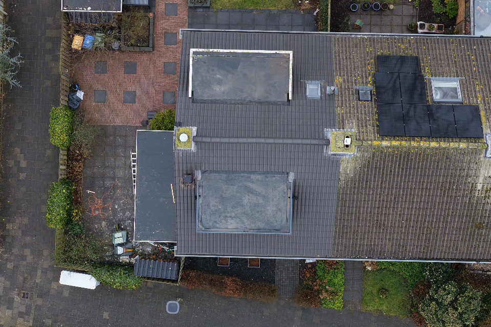 Luchtfoto van een woning tijdens dakrenovatie in Lisse