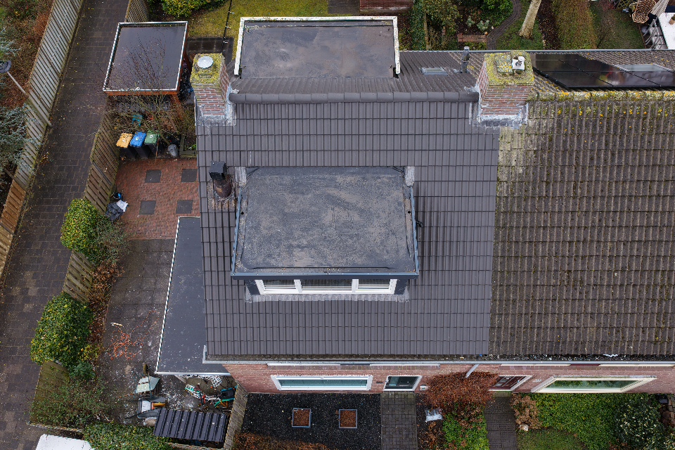 Gerenoveerd pannendak van een woning in Lisse