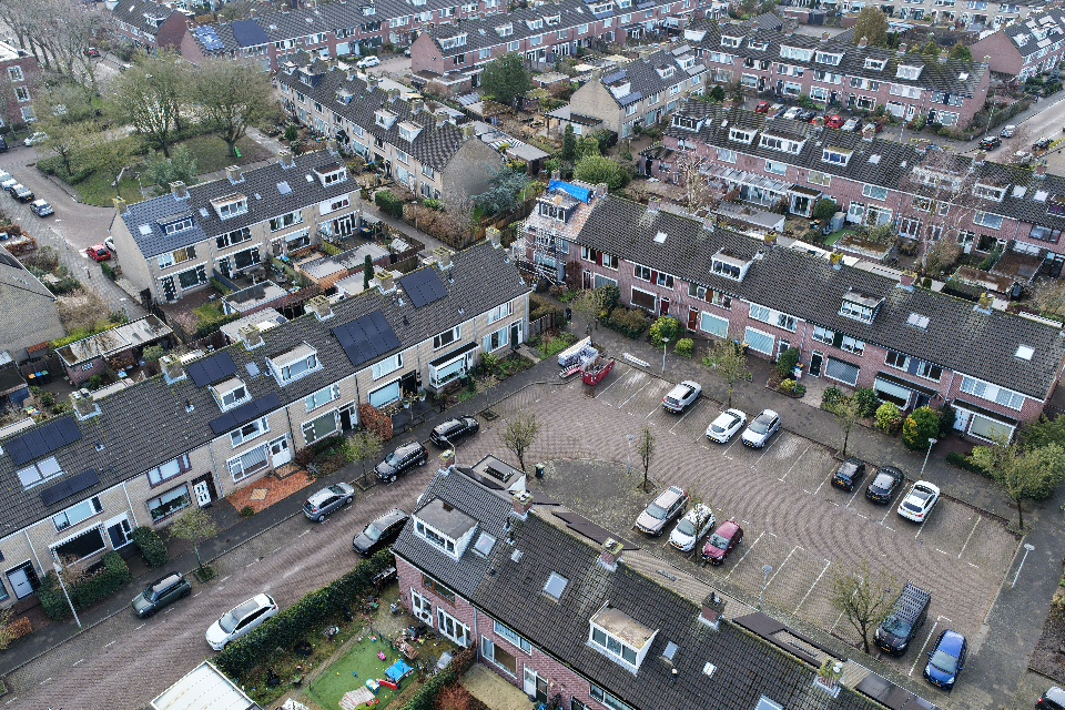 Luchtfoto van een woonwijk met een woning tijdens dakrenovatie in Lisse