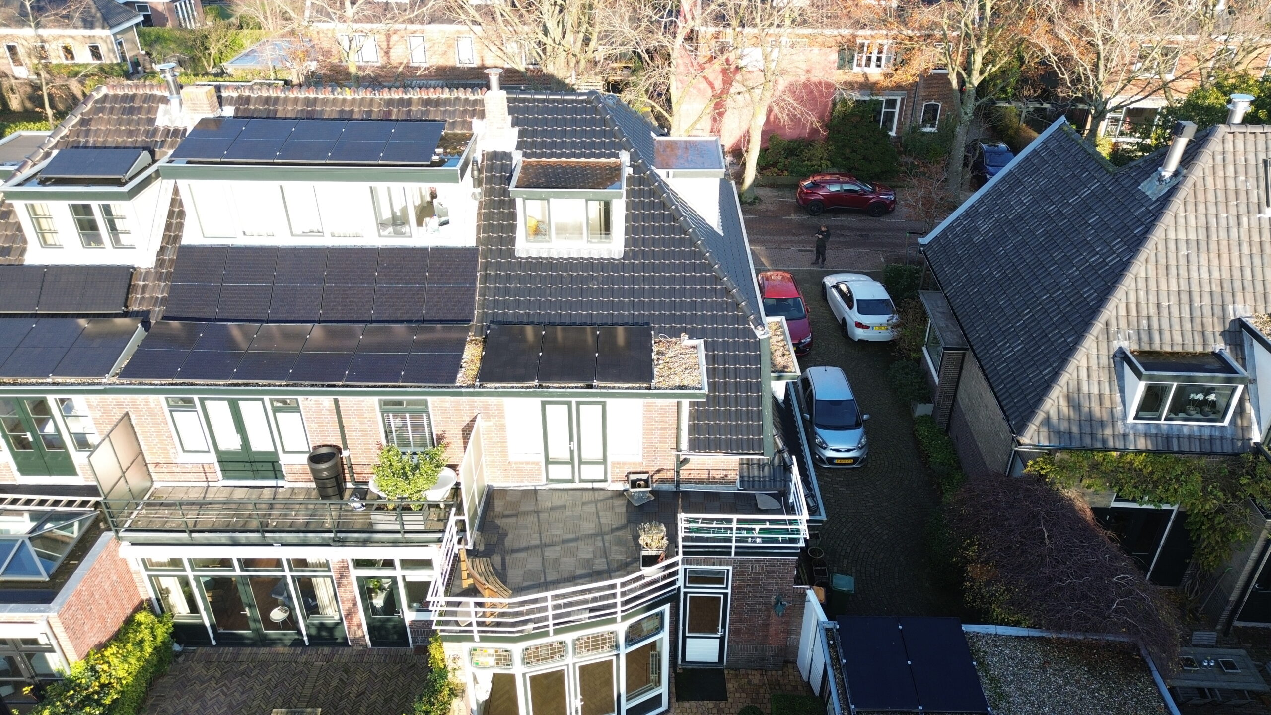 Luchtfoto van een woning tijdens dakwerkzaamheden in Sassenheim
