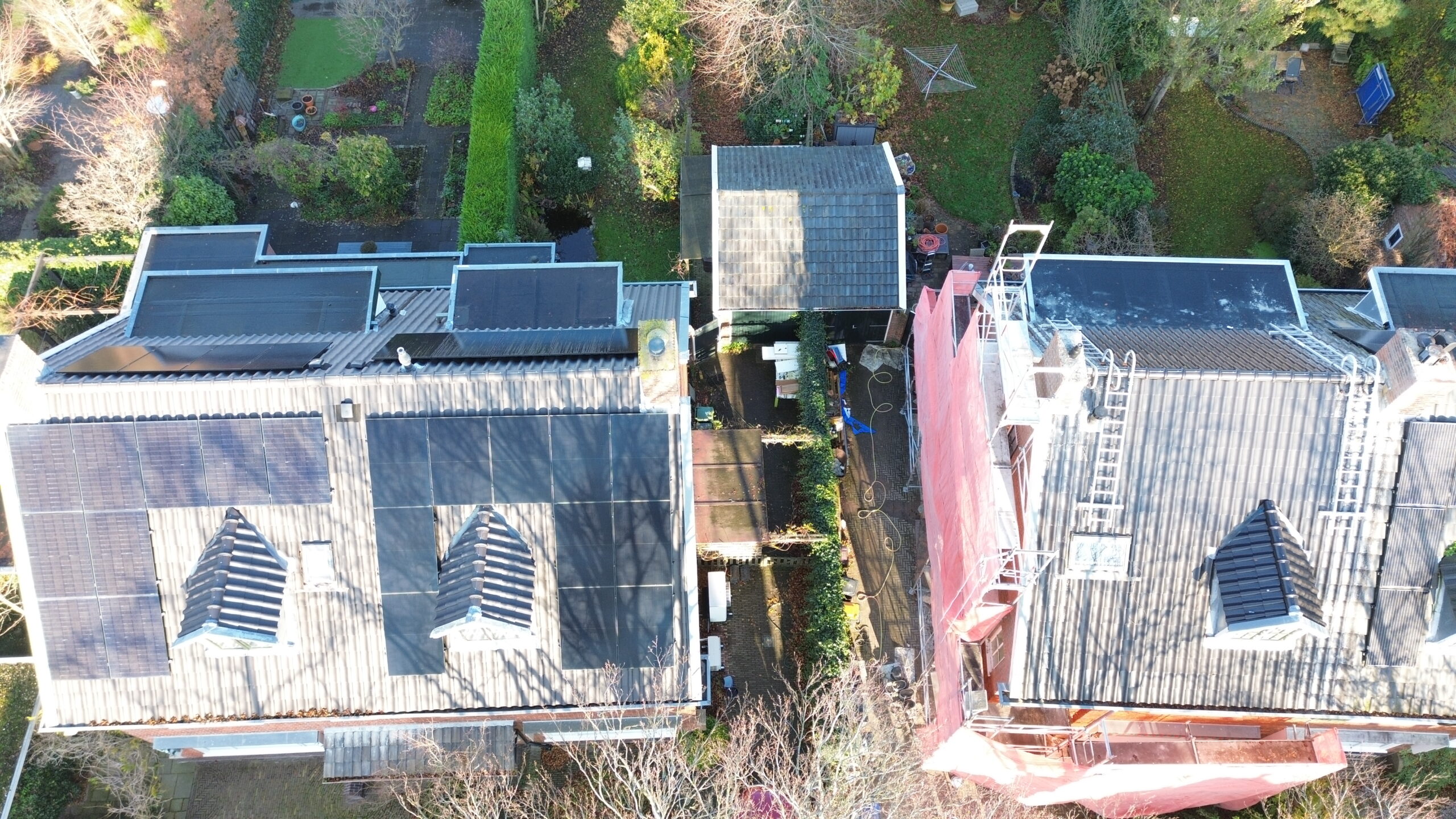 Gerenoveerd dak van een woning vanuit de lucht in Sassenheim