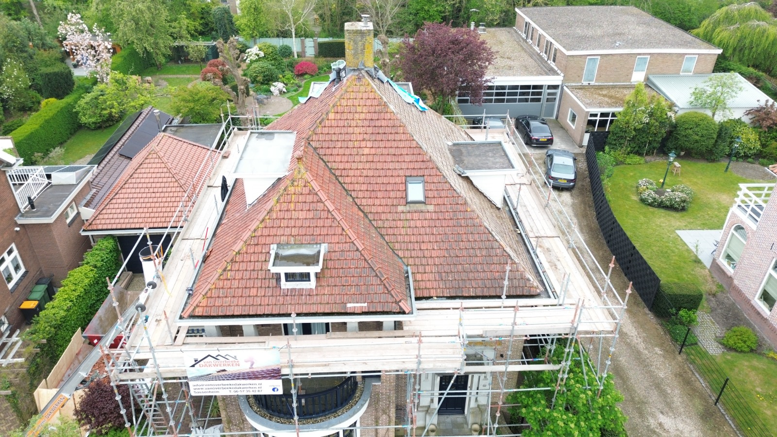 Woning tijdens werkzaamheden aan het dak in Sassenheim