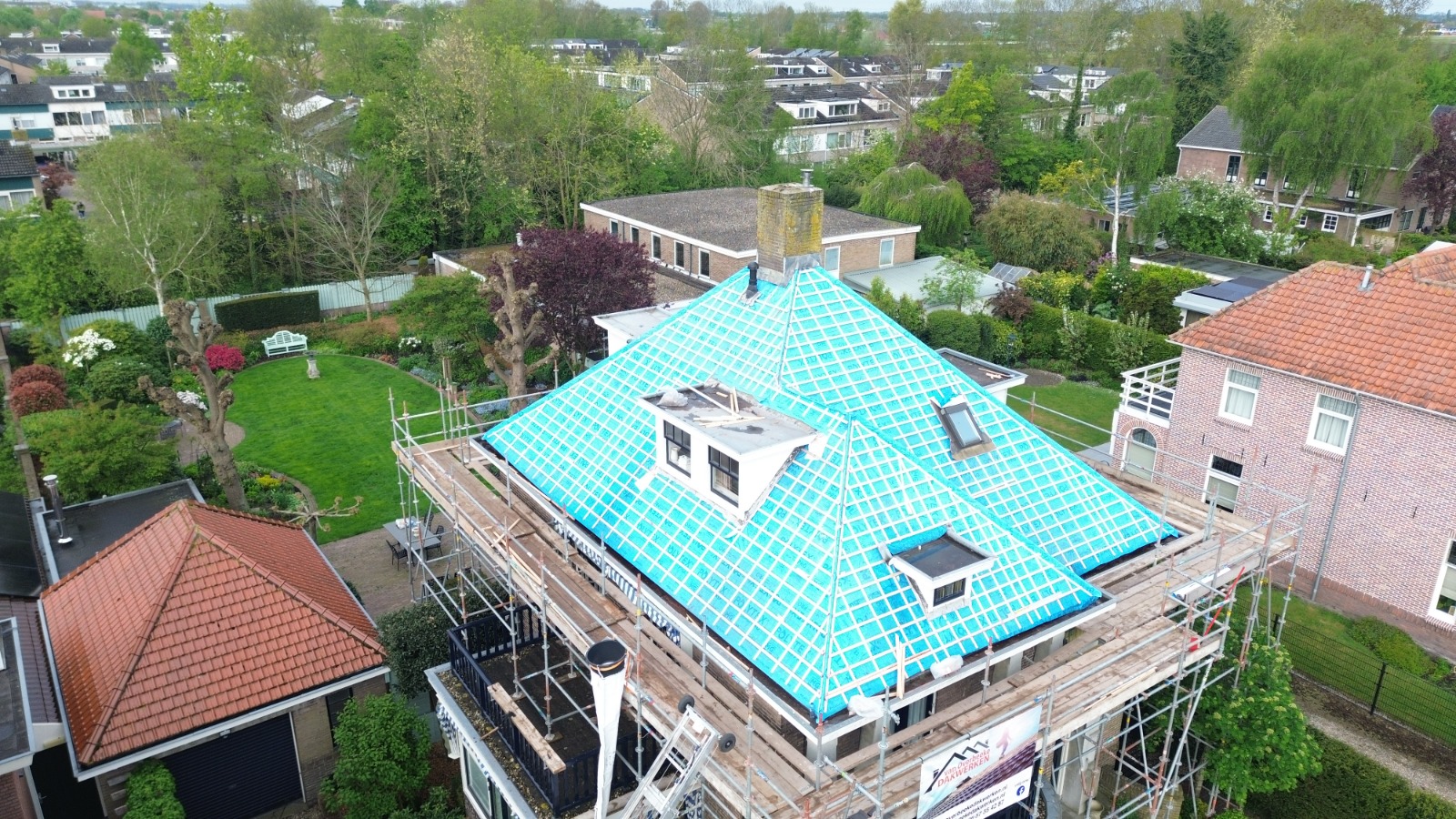 Dakrenovatie van een woning vanuit de lucht gefotografeerd in Sassenheim