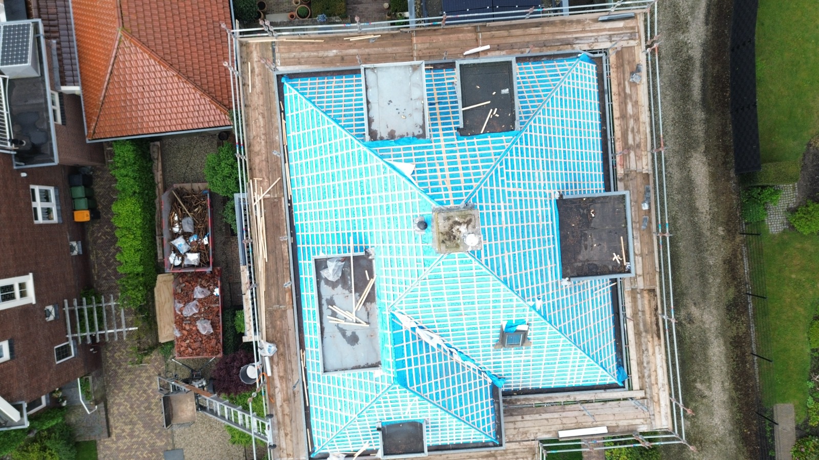 Woning tijdens dakrenovatie met nieuwe dakfolie in Sassenheim