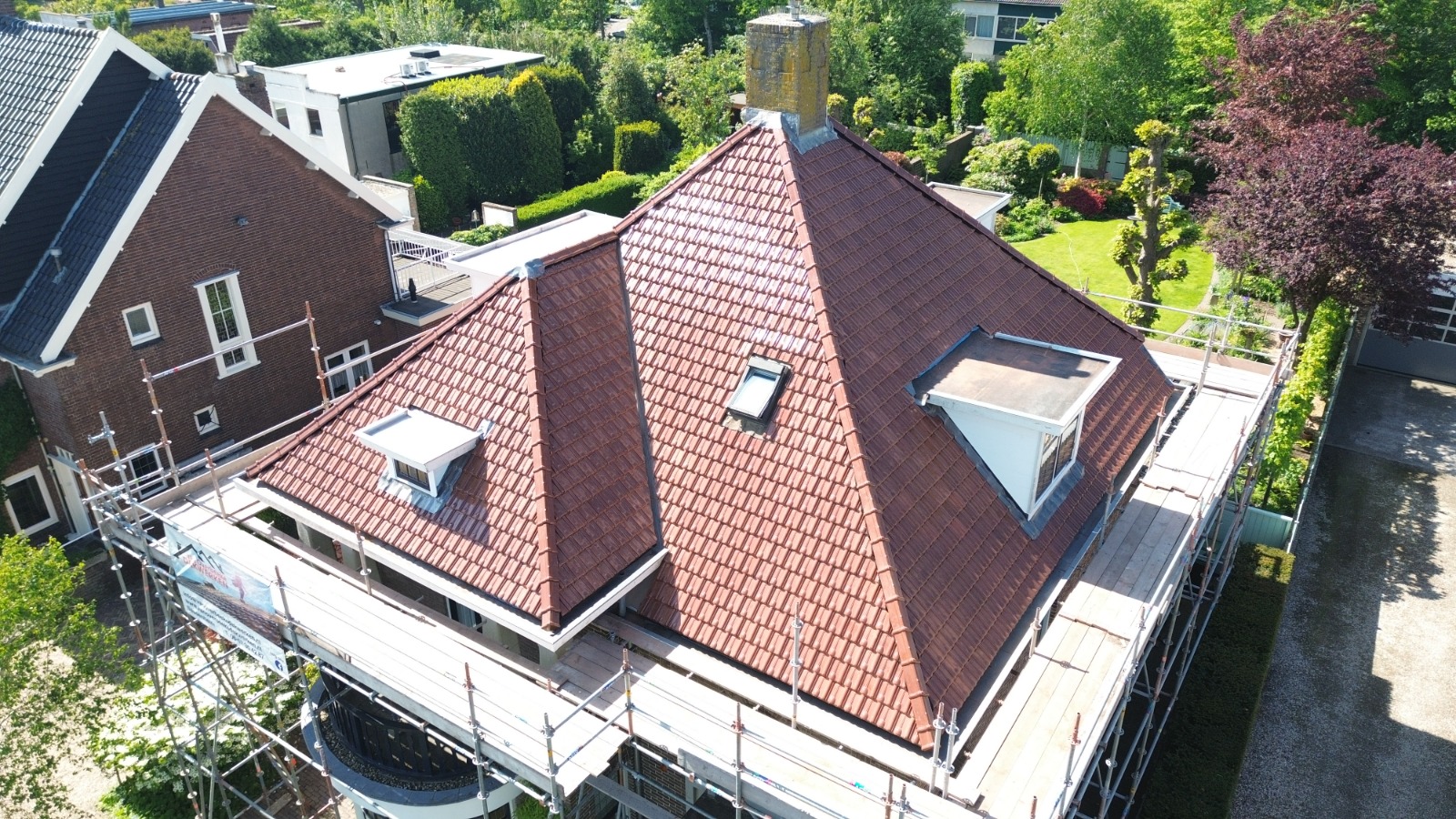 Gerenoveerd pannendak van een woning in Sassenheim