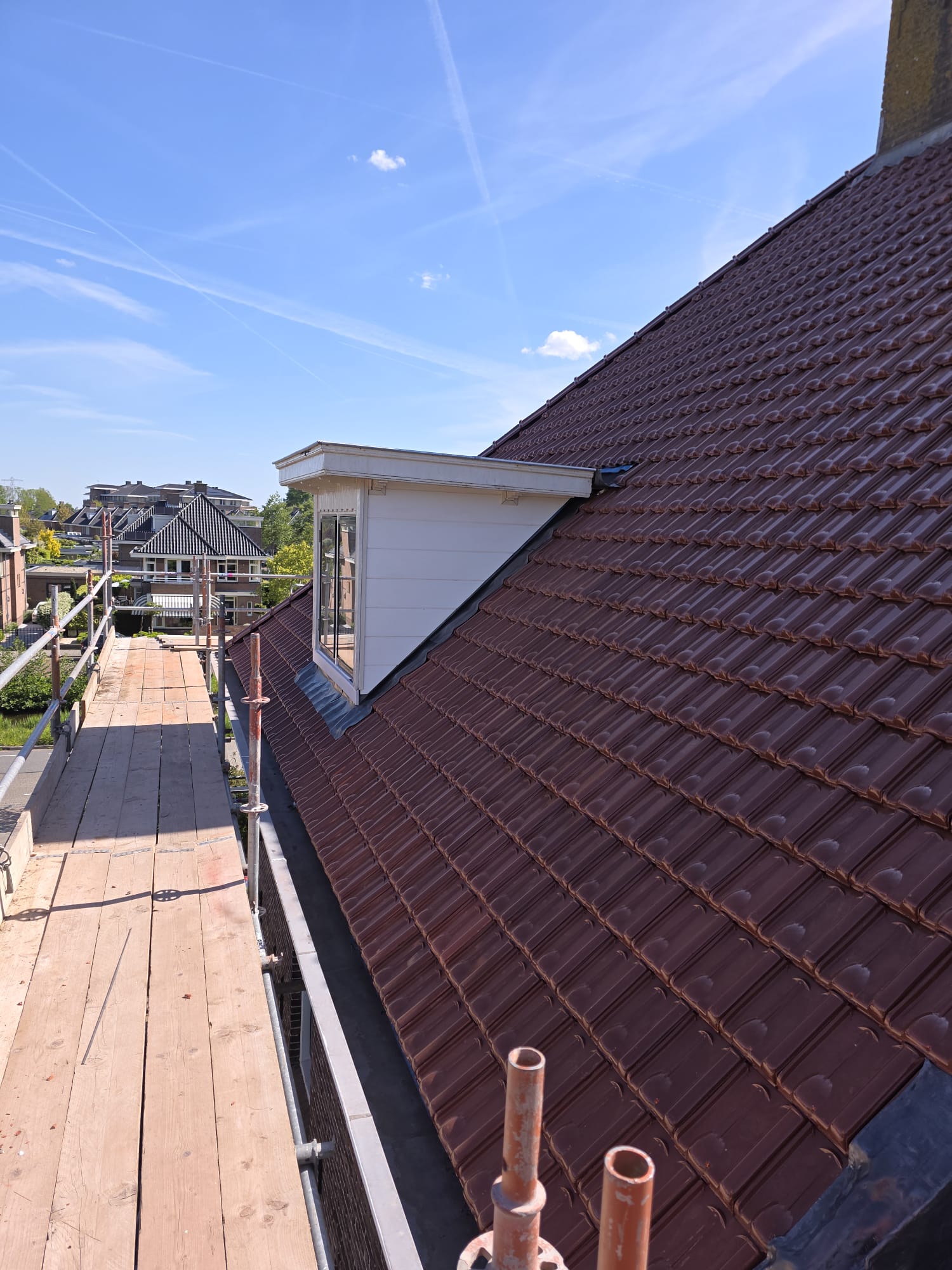 Werkzaamheden aan een pannendak van een woning in Sassenheim