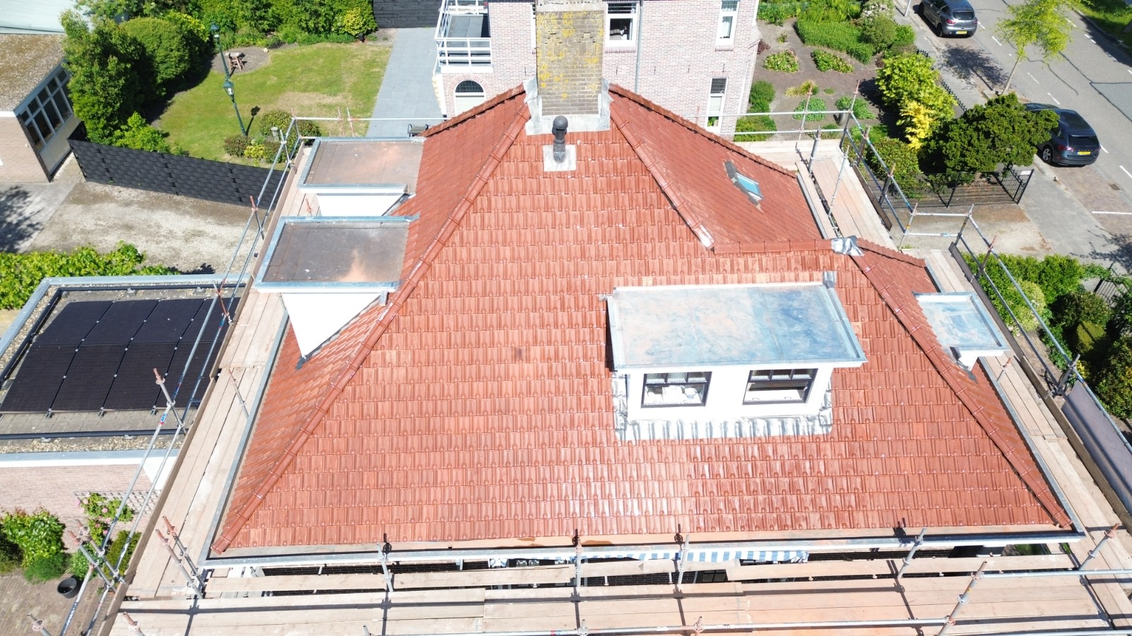 ieuwe dakpannen op een gerenoveerde woning in Sassenheim