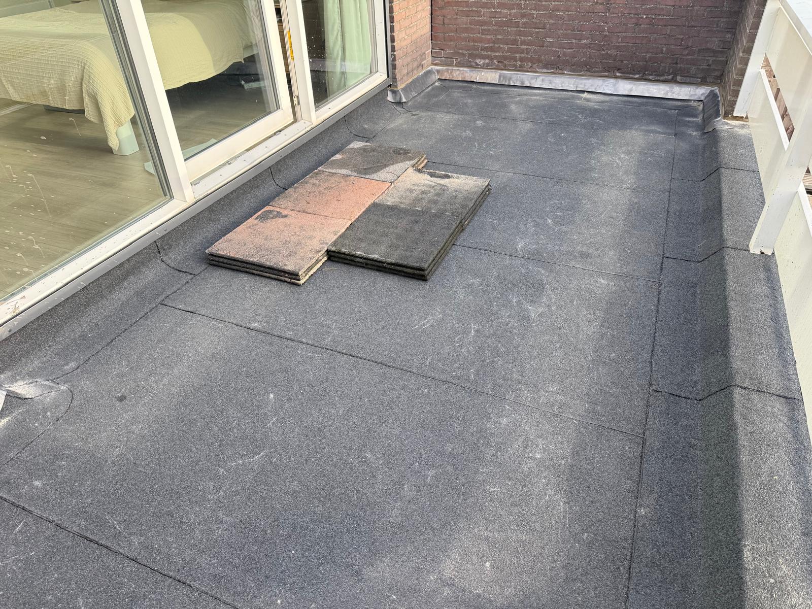 Nieuwe dakbedekking op een plat dak tijdens renovatie