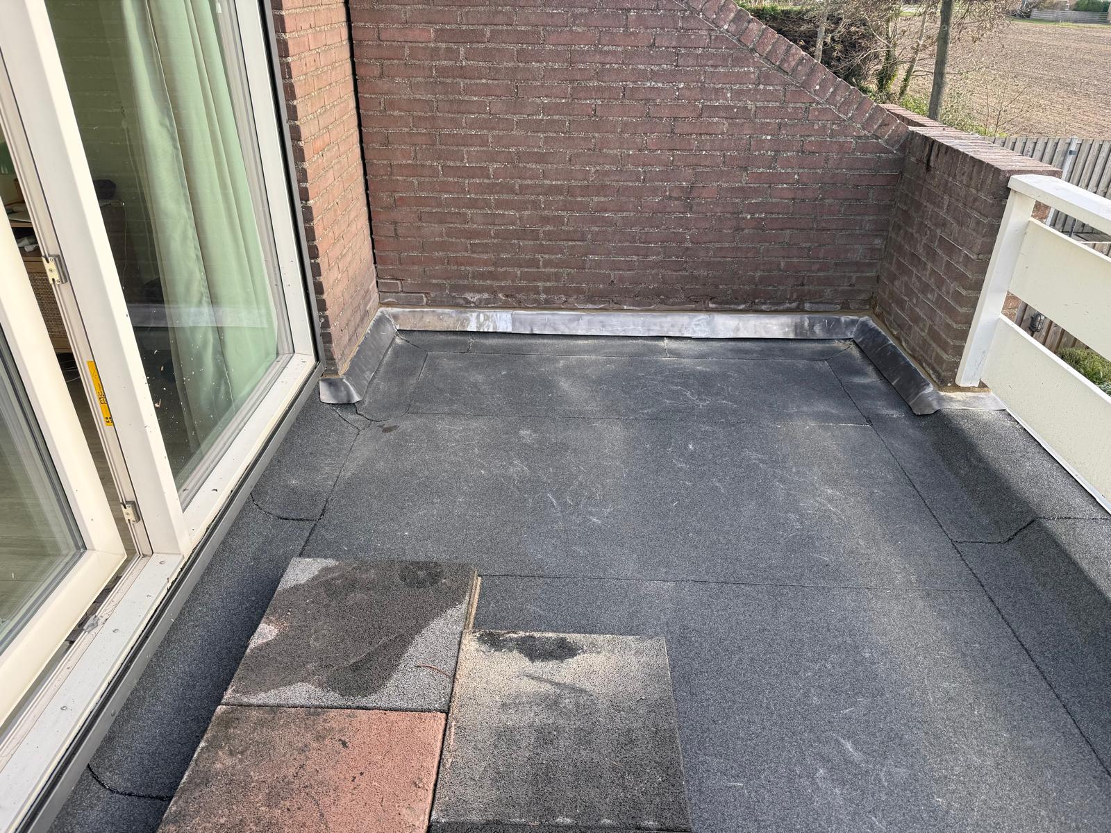 Werkzaamheden aan een plat dak van een woning
