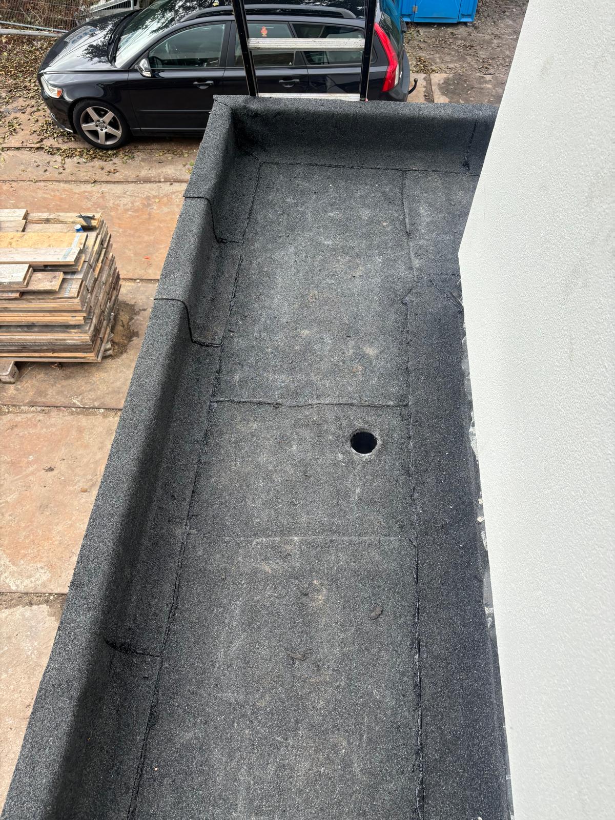Plat dak tijdens dakrenovatie