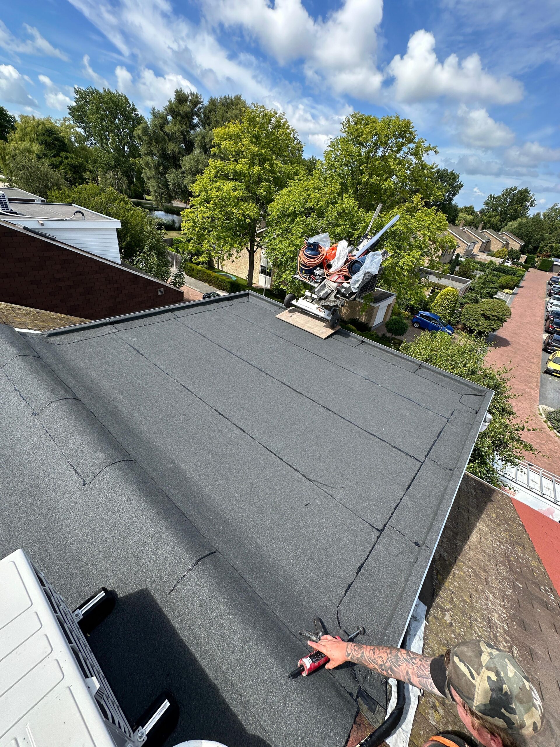 Dakdekker aan het werk op het dak van een woning